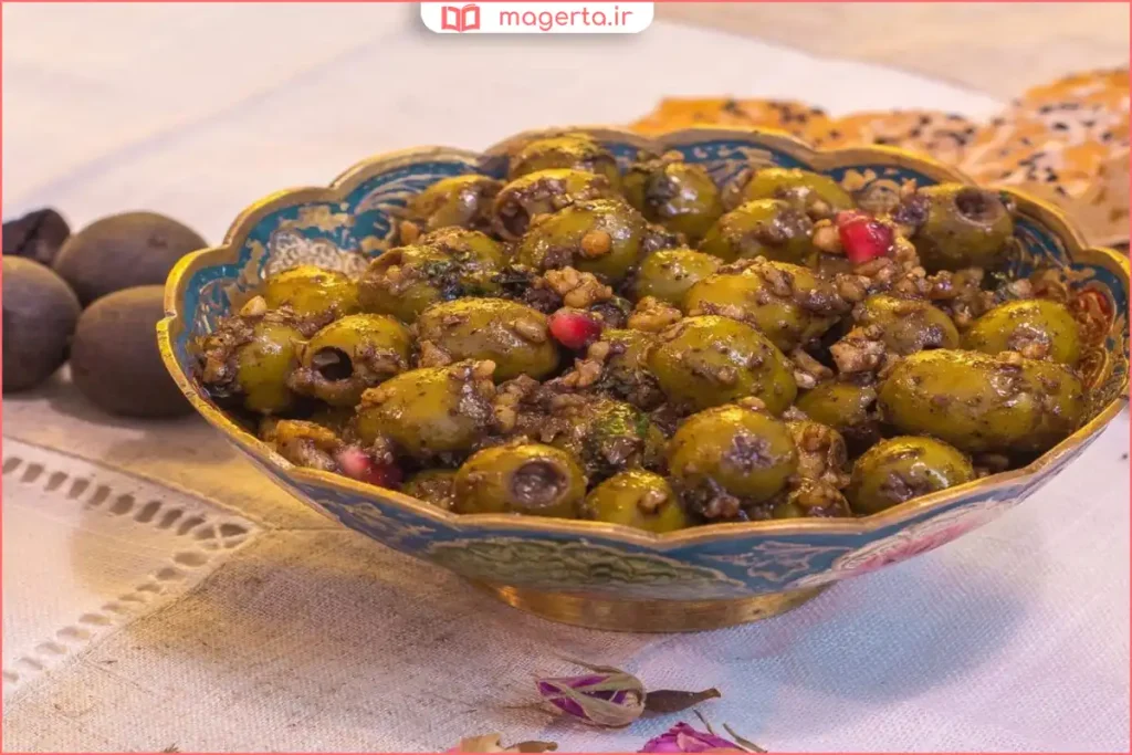 نگهداری زیتون پرورده در ظرف شیشه‌ای در یخچال