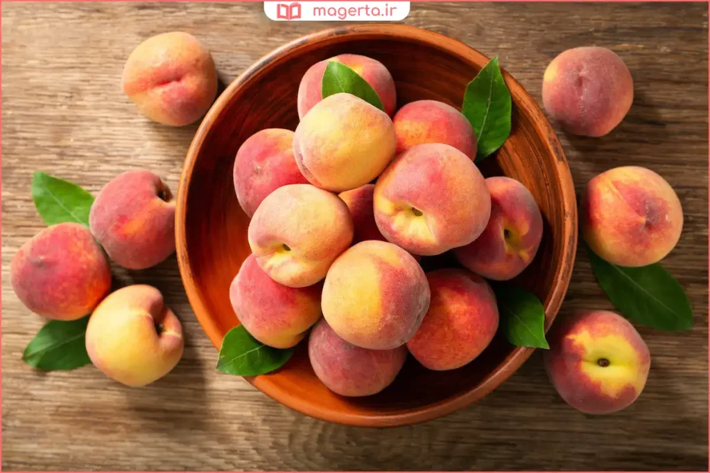 هلوهای تازه چیدهشده در سبد میوه