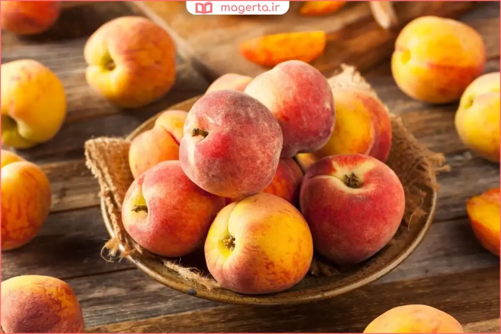 نمای نزدیک از هلو سالم و بدون لک