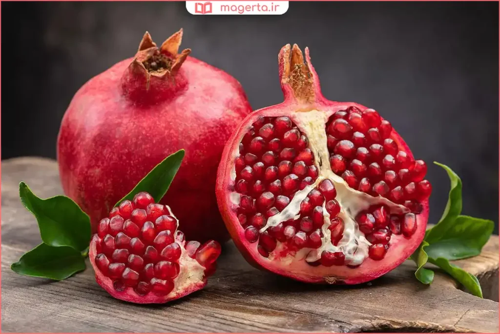 انار تازه و رسیده با پوست قرمز براق روی سطح طبیعی
