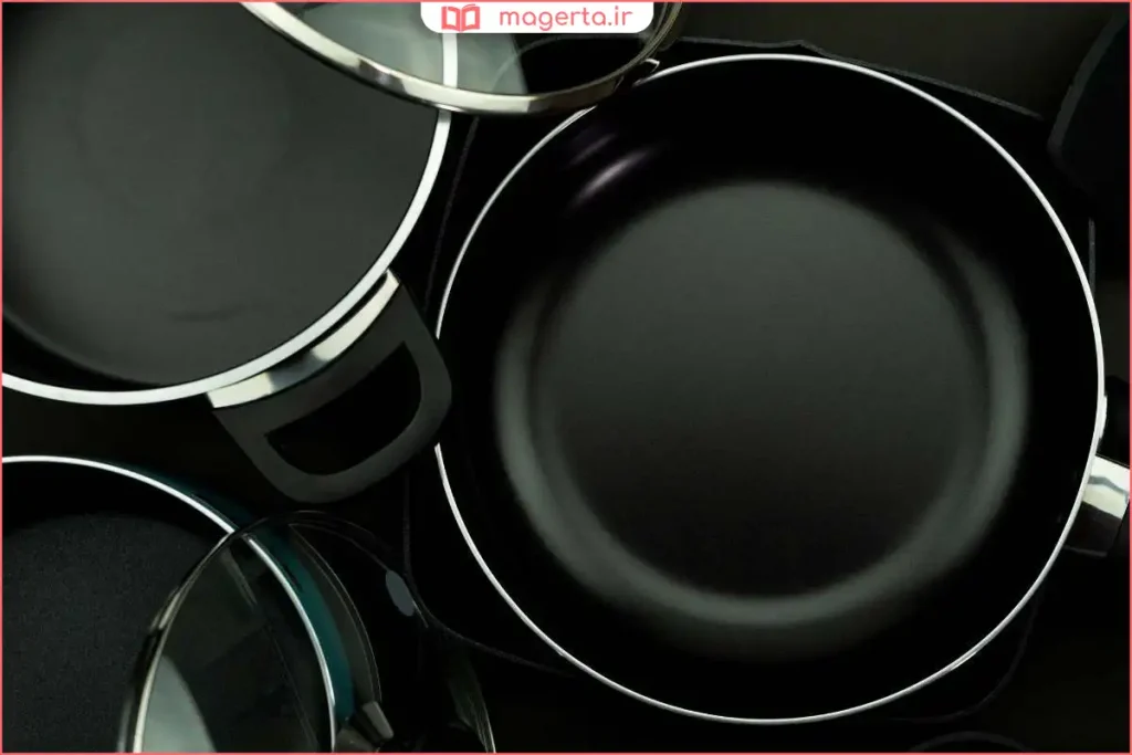 ظروف تفلون نچسب روی اجاق گاز در آشپزخانه خانگی