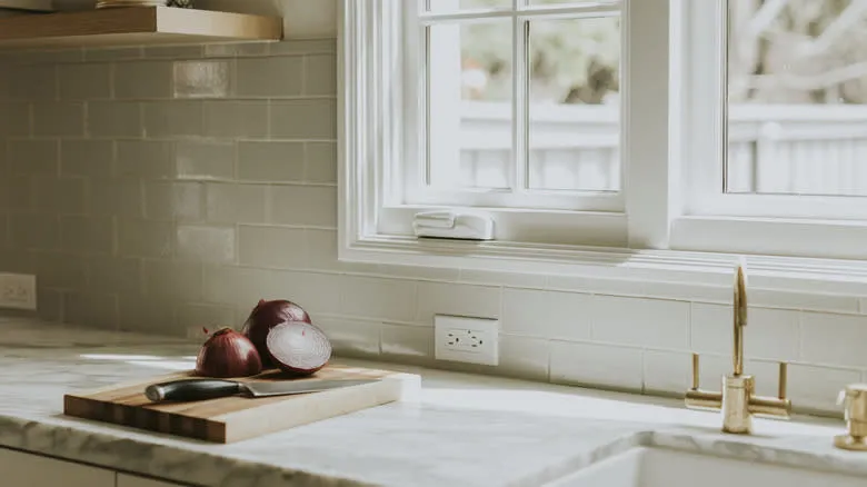 کاشیکاری فضای اطراف پنجره