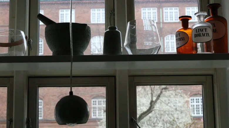 نصب شلف در محدوده پنجره برای ذخیرهسازی