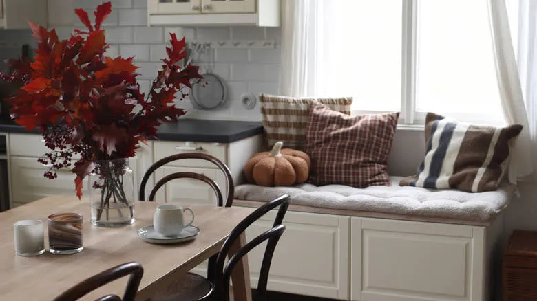 ساخت نیمکت پنجره در آشپزخانه