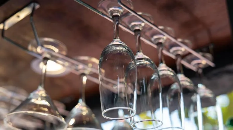 استفاده از رکهای آویز برای نگهداری لیوانها