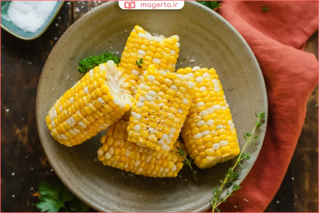 خوشه ذرت آب پز شده روی بشقاب