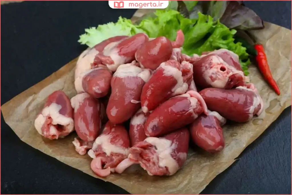 دل مرغ تمیزشده قبل از پخت در آشپزخانه
