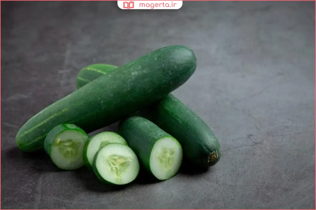 خیار تازه و سبز با پوست براق روی سطح چوبی