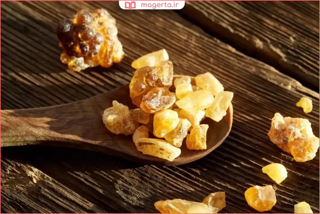 قطعات کندر روی سطح چوبی در نور طبیعی