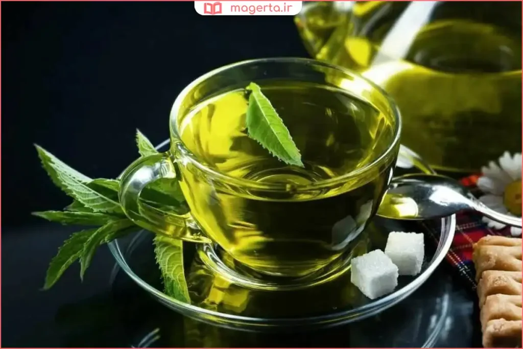 فنجان چای سبز تازه‌دم روی میز با بخار ملایم