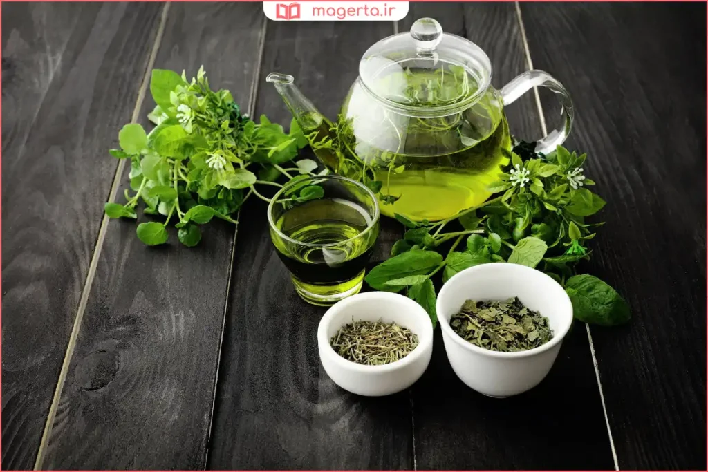 چای سبز دم‌کشیده با رنگ شفاف و طبیعی