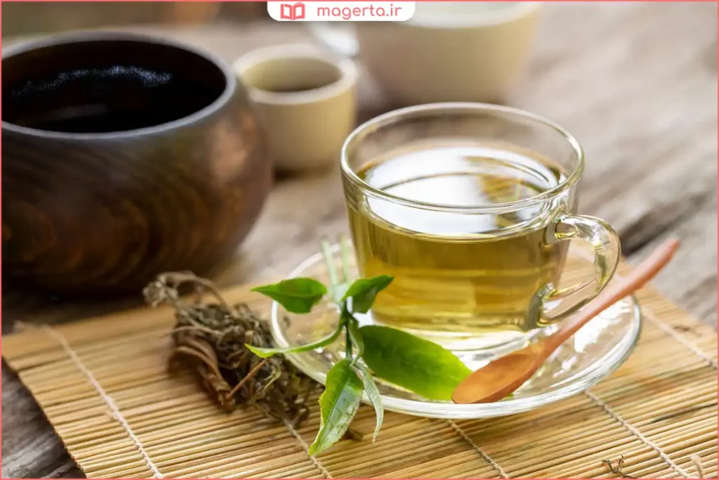 فنجان چای سبز تازهدم روی میز با بخار ملایم