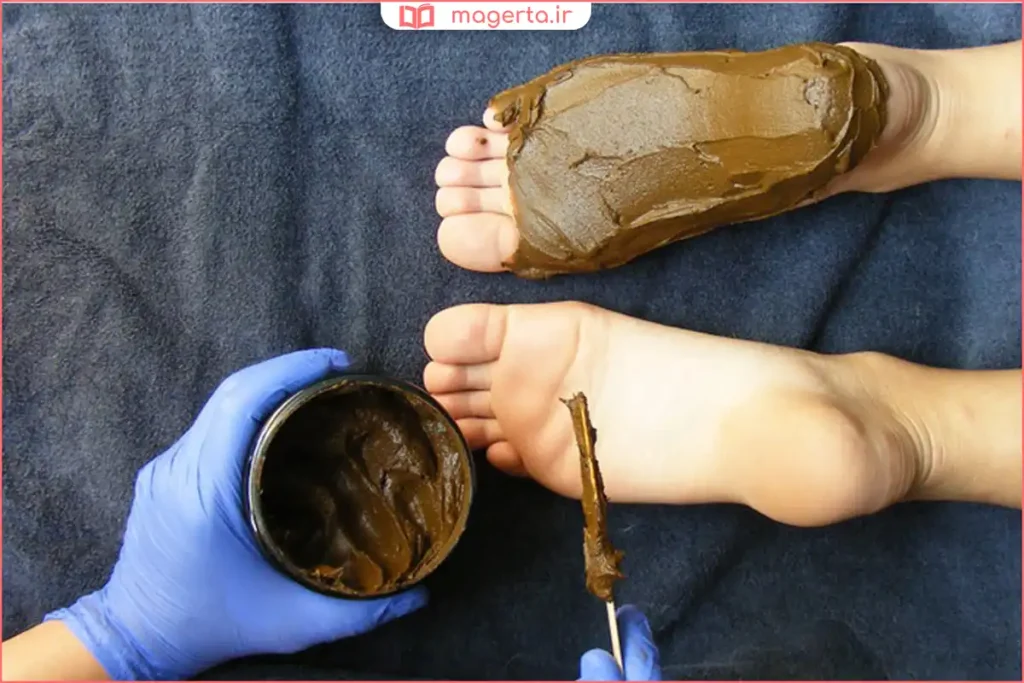 مالیدن خمیر حنا روی کف پا در محیط خانگی