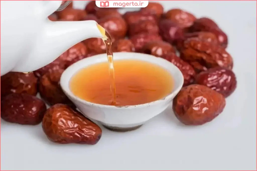 دمنوش عناب گرم در لیوان شیشهای با رنگ طبیعی