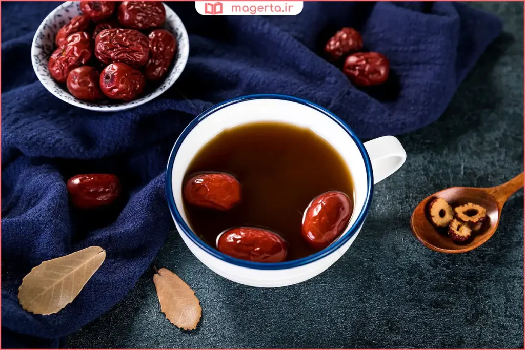 دمنوش عناب خانگی روی میز با فضای آرام