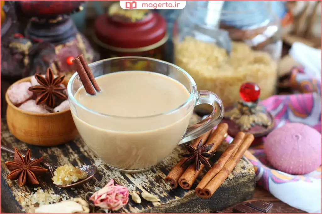 چای ماسالا سنتی تهیه‌شده با شیر و ادویه‌های معطر