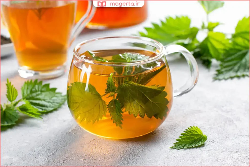 دمنوش گزنه و دارچین آماده مصرف روی میز چوبی