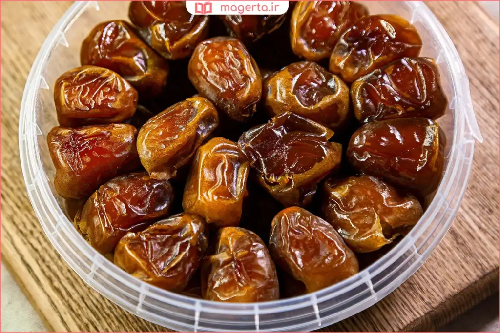 رطب تازه و آبدار چیده‌شده از خوشه خرما