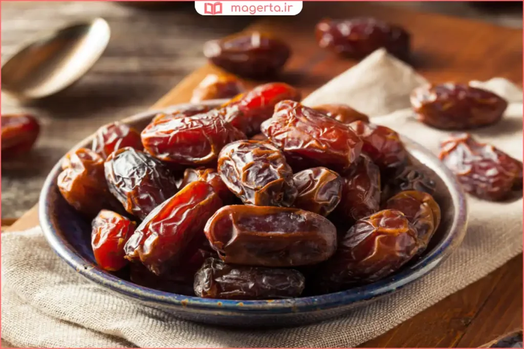 رطب تازه داخل ظرف سنتی برای مصرف روزانه