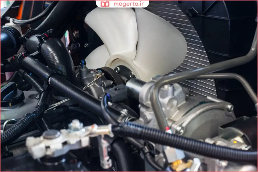 فن خنککننده ماشین در محفظه موتور کنار رادیاتور