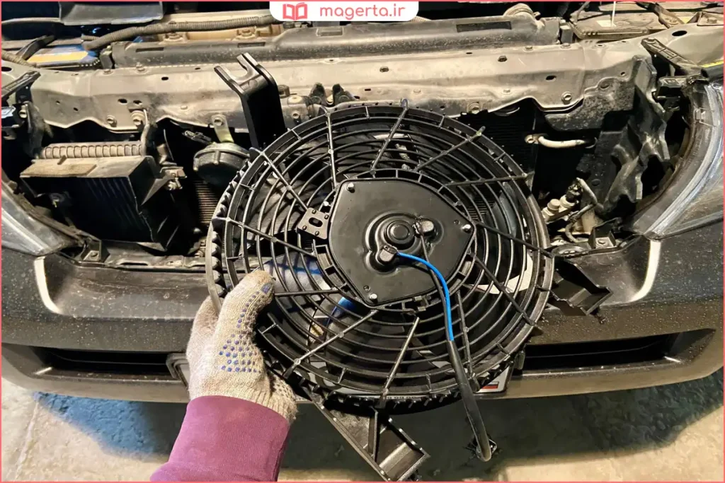 نمای نزدیک از پرههای فن ماشین و اتصالات آن