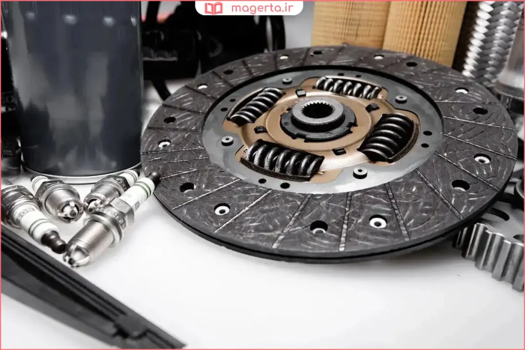 بررسی تعمیرکار از وضعیت صفحه کلاچ در تعمیرگاه