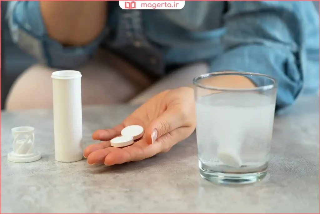 قرار دادن قرص جوشان کنار لیوان آب روی میز