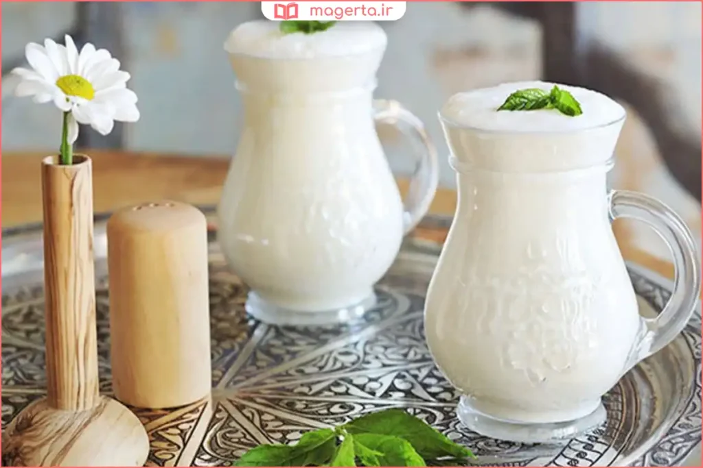 کف روی دوغ محلی تازه‌زده‌شده