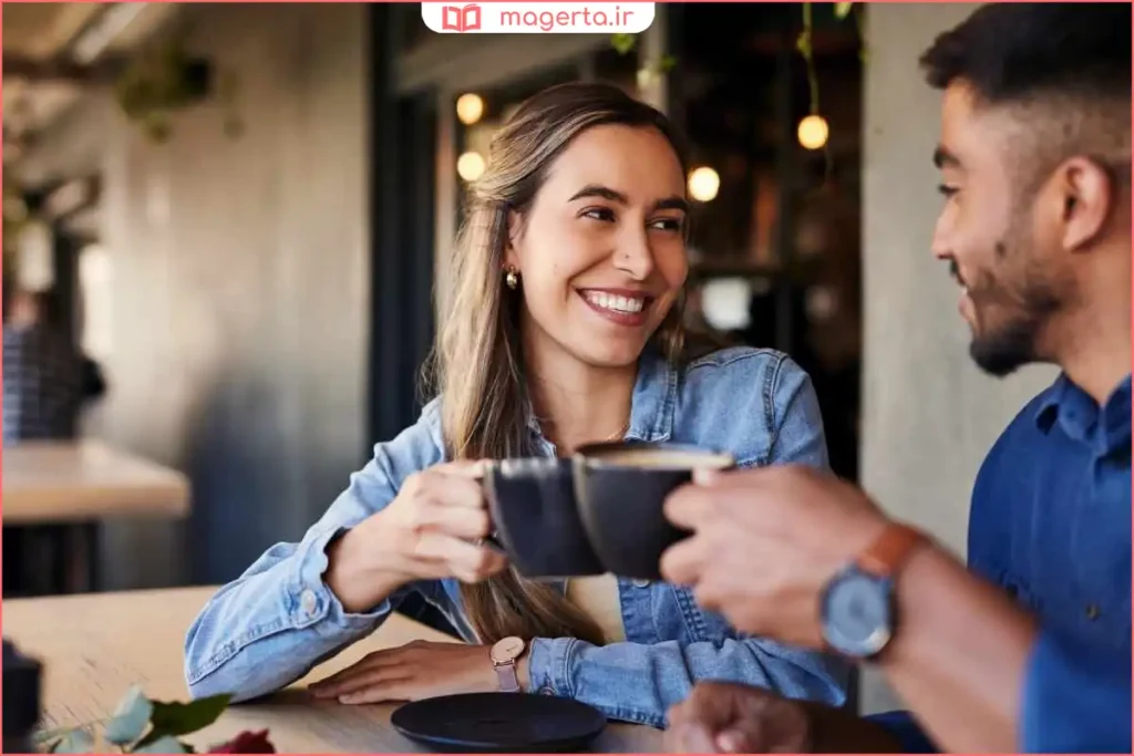 دو نفر در یک قرار عاشقانه در کافه با فضای صمیمی
