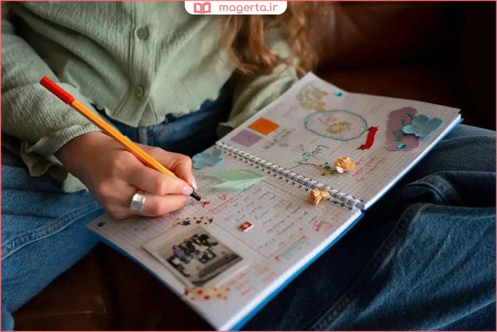 نوشتن ژورنال روزانه در دفتر برای ثبت افکار و احساسات