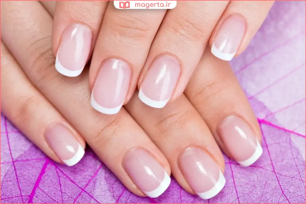 ژلیش ناخن با رنگ براق و یکنواخت روی دست زنانه