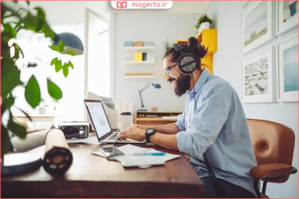 کارمند اداری در حال انجام وظایف سازمانی از خانه با لپتاپ