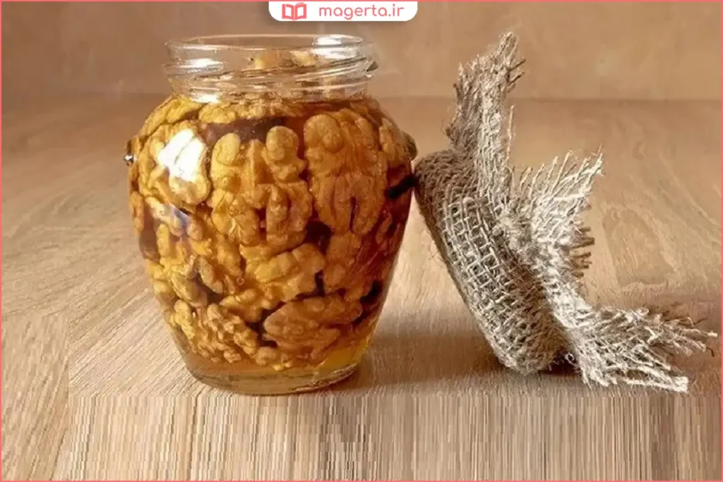 فال گردوی تازه در ظرف دربسته برای جلوگیری از نفوذ رطوبت