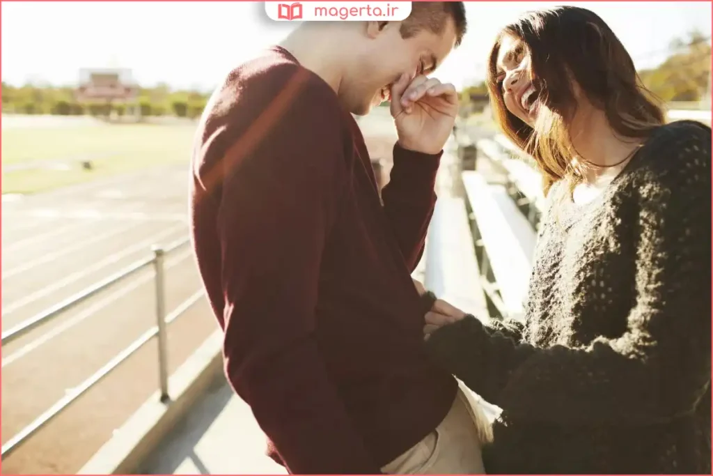 دو نفر در حال گفت‌وگوی صمیمی به عنوان پارتنر عاطفی