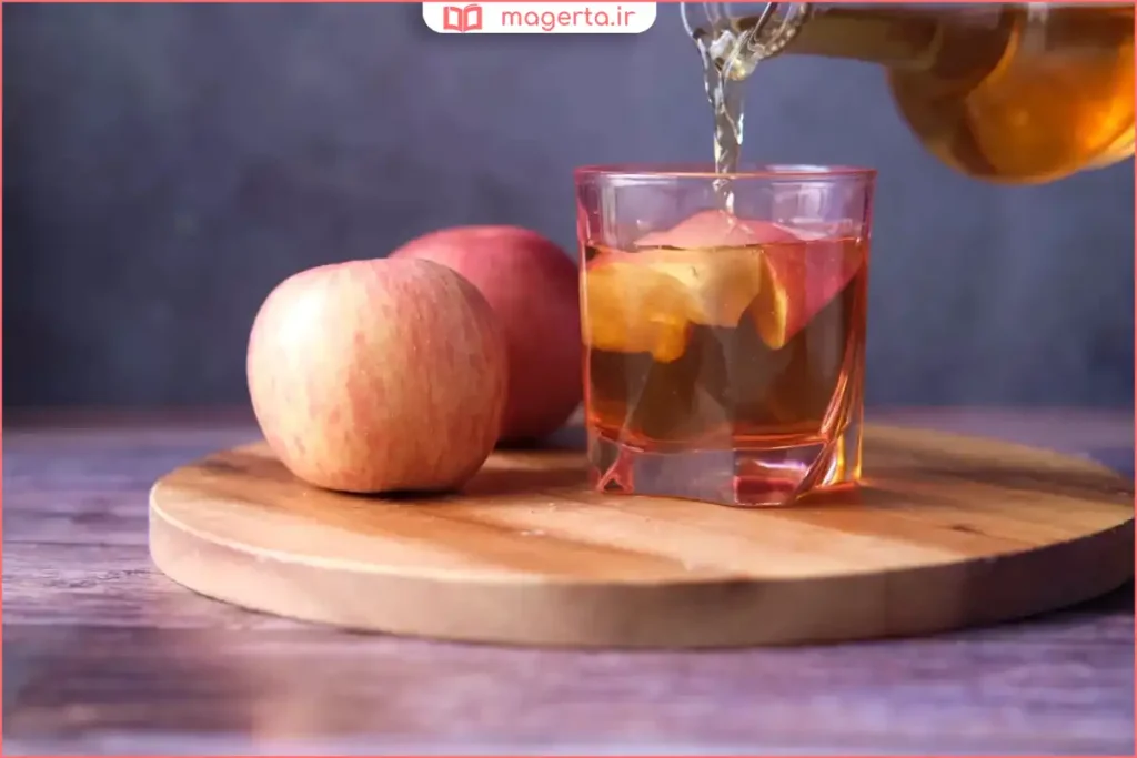 بطری سرکه سیب طبیعی روی میز آشپزخانه