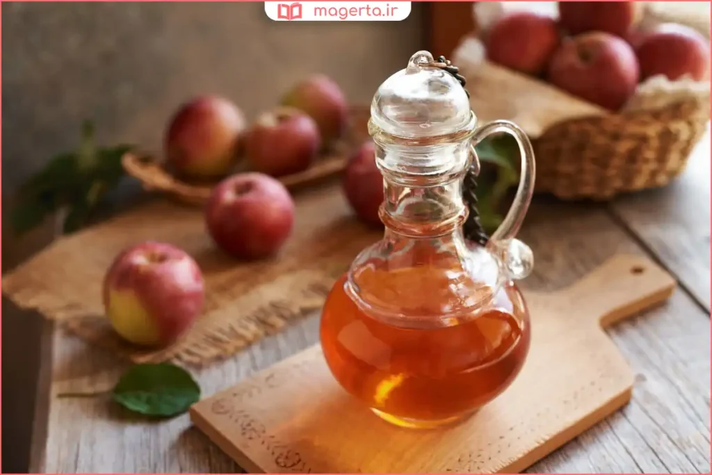 سرکه سیب خانگی داخل شیشه شفاف