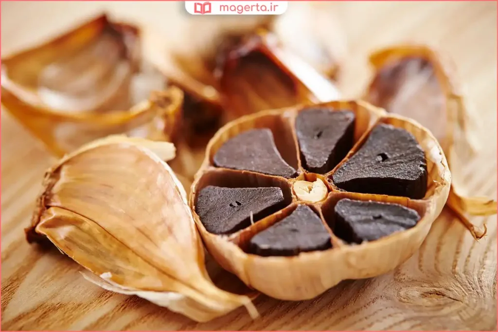 برش سیر سیاه برای نمایش بافت داخلی ژله‌ای