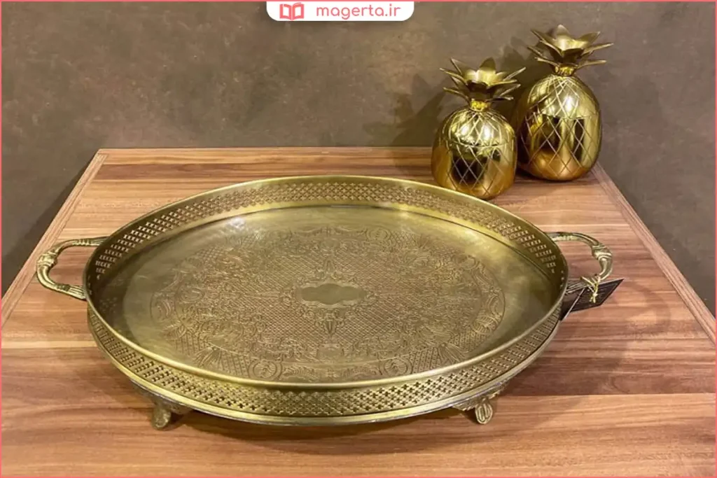ظروف برنجی براق و صیقلی روی میز آشپزخانه
