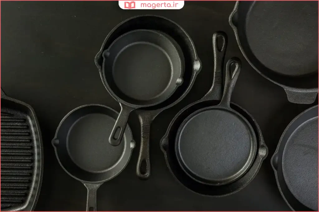 سرویس ظروف چدن مشکی داخل آشپزخانه مدرن