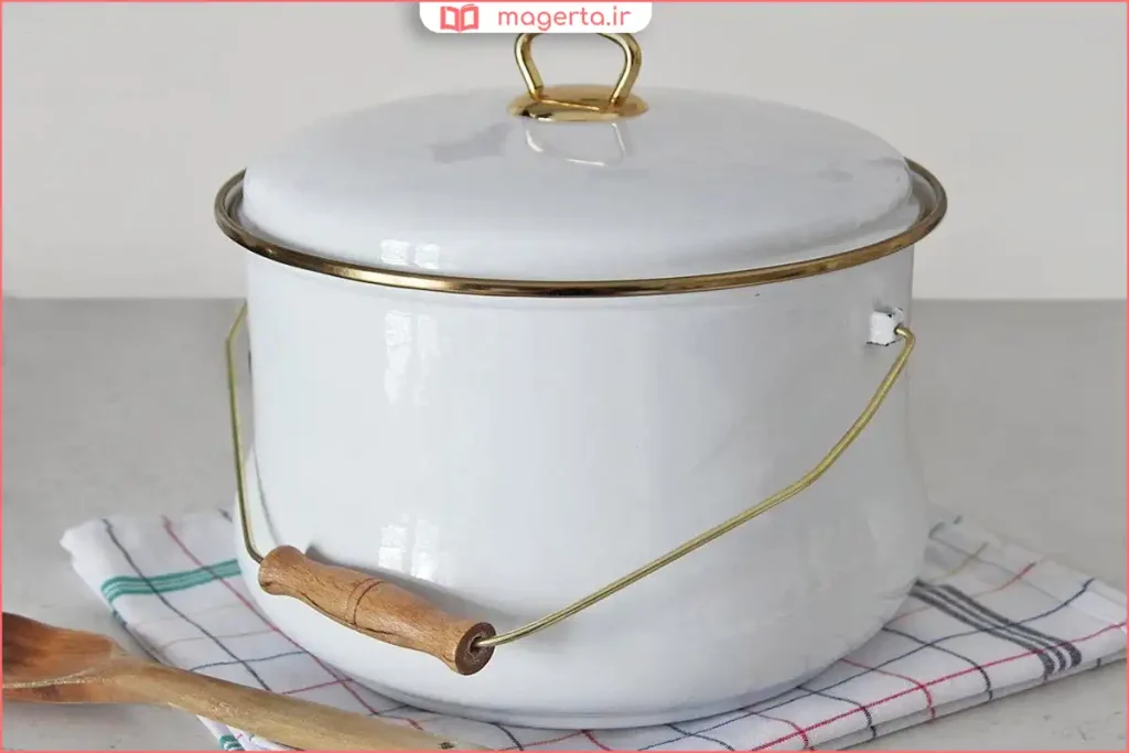 قابلمه لعابی قدیمی با طرح گل روی بدنه