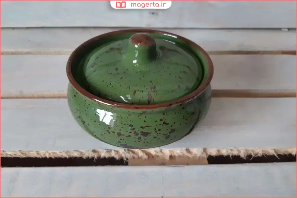گمج سفالی پر از خورشت محلی در آشپزخانه ایرانی
