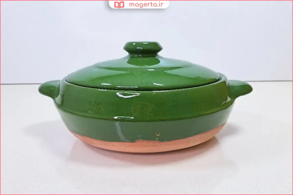 ظرف گمج دست‌ساز با درب سفالی کنار مواد اولیه غذا