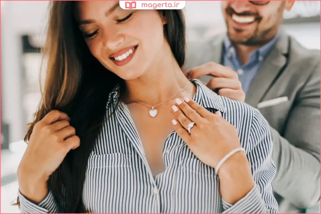 ست طلا شامل گوشواره و گردنبند زنانه با طراحی ظریف