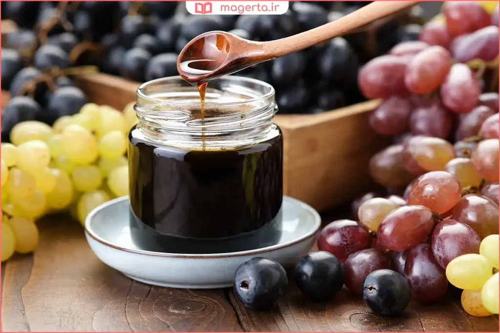 شیره انگور غلیظ و تیره در کاسه سنتی