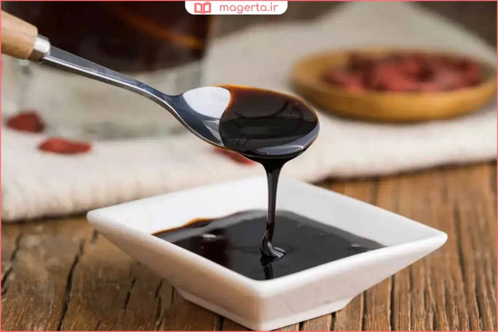 ظرف شیشه‌ای پر از شیره انگور طبیعی