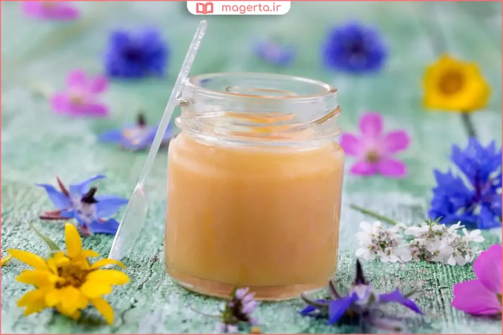 ترکیب ژل رویال خام کنار عسل طبیعی روی میز
