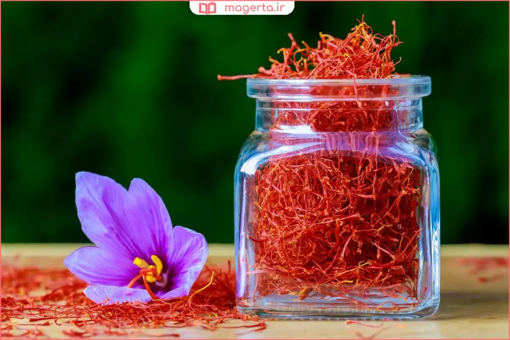 ظرف شیشهای حاوی زعفران خشک و خوشرنگ