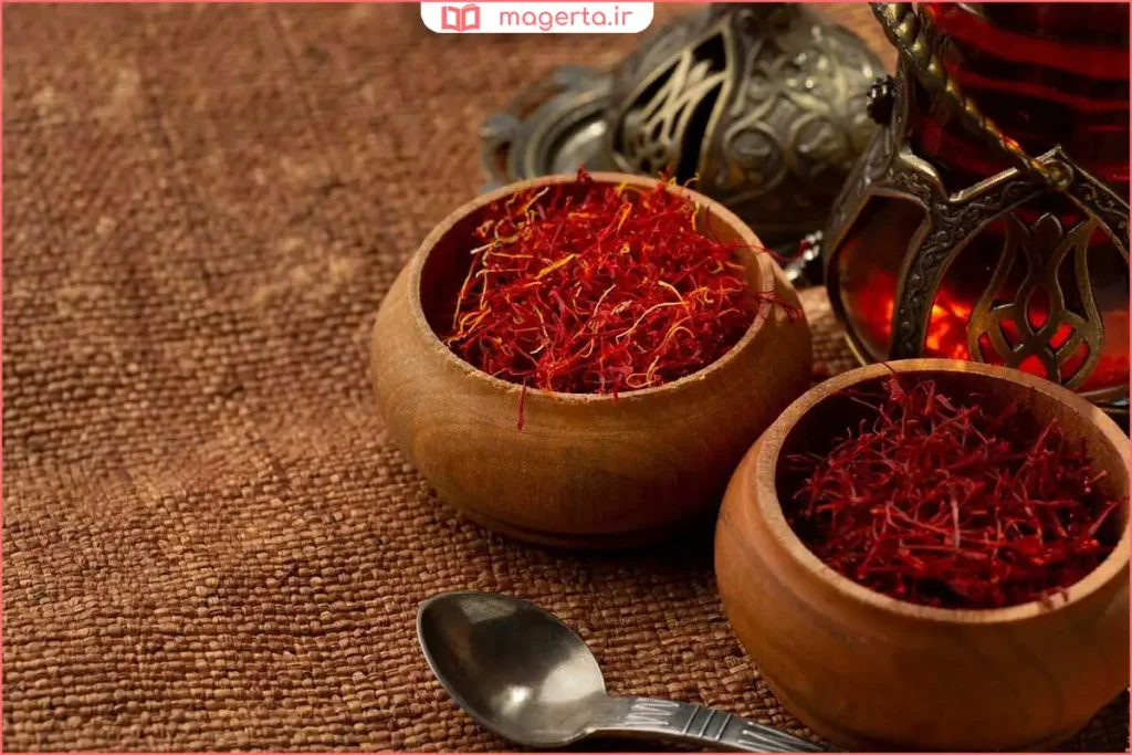 کلالههای قرمز زعفران تازه روی زمینه سفید