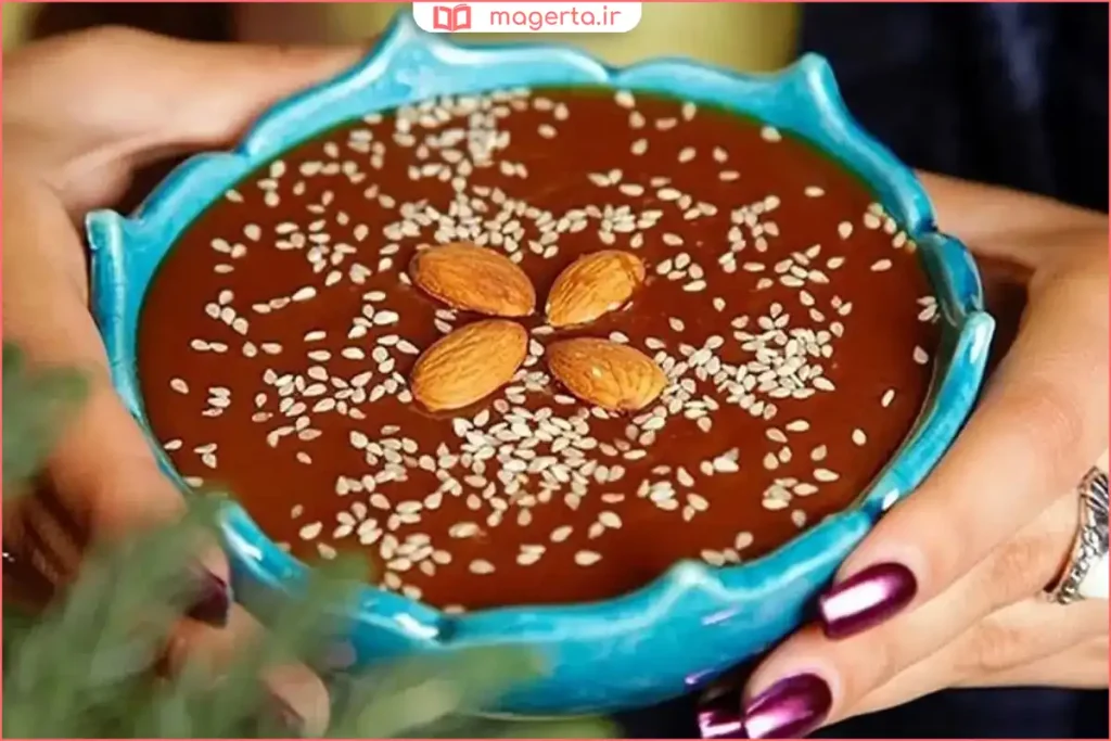سمنو تزئین شده با خلال بادام در ظرف پذیرایی