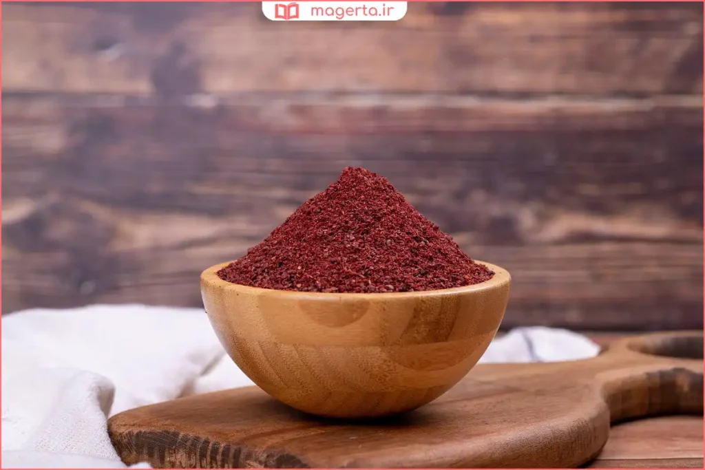 سماق آسیاب‌شده تازه روی غذای ایرانی